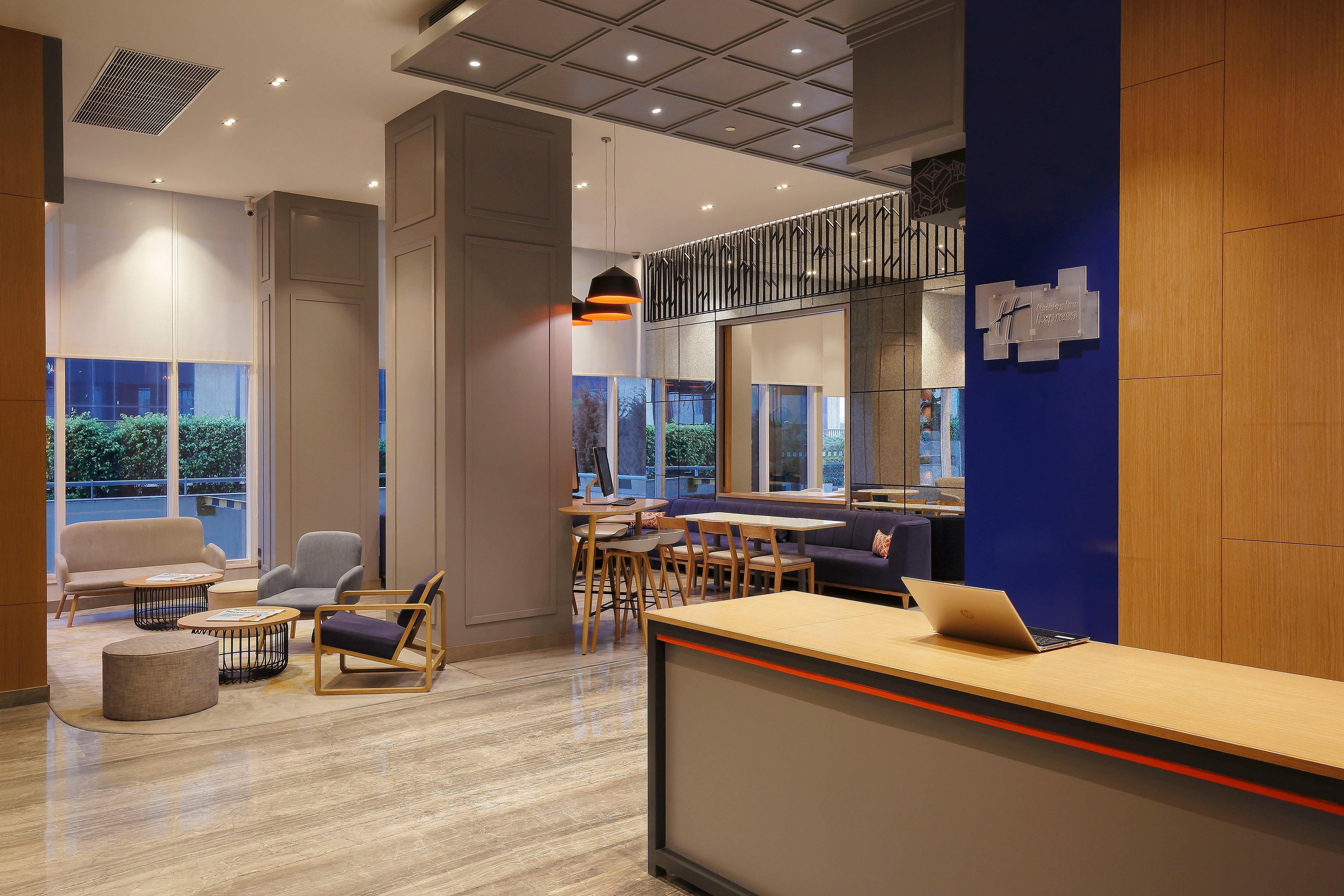 Holiday Inn Express Gurugram Sector 50 By Ihg Gurgaon Exterior foto