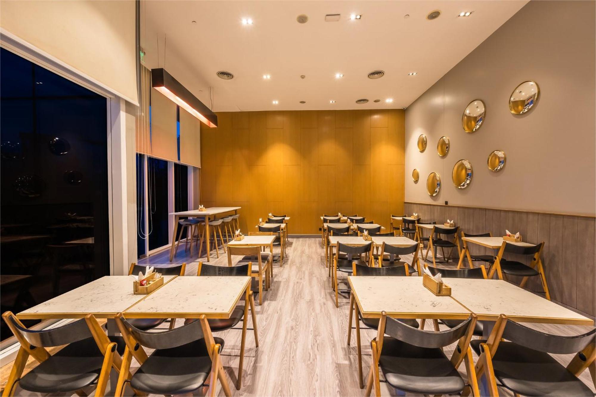 Holiday Inn Express Gurugram Sector 50 By Ihg Gurgaon Exterior foto