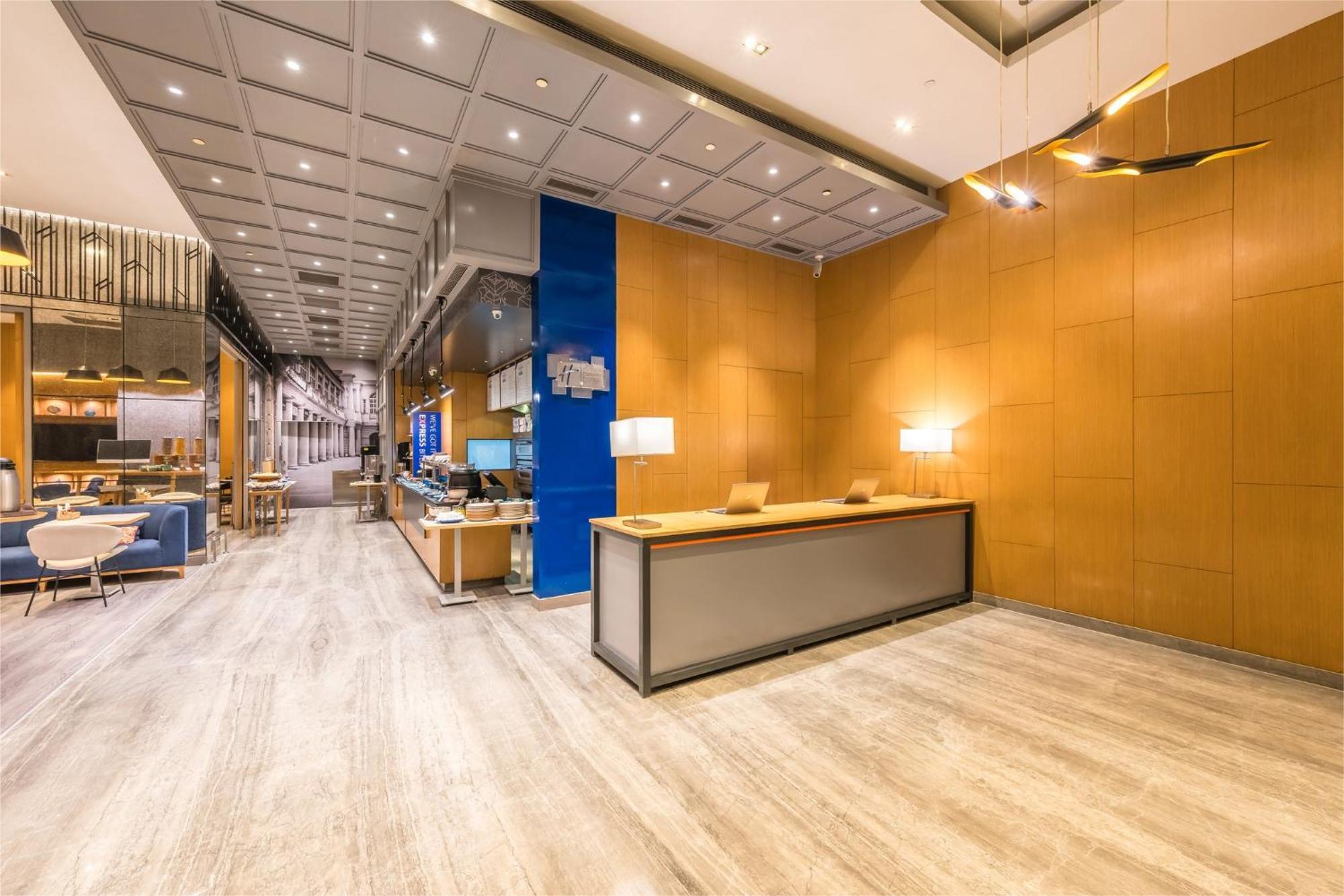 Holiday Inn Express Gurugram Sector 50 By Ihg Gurgaon Exterior foto