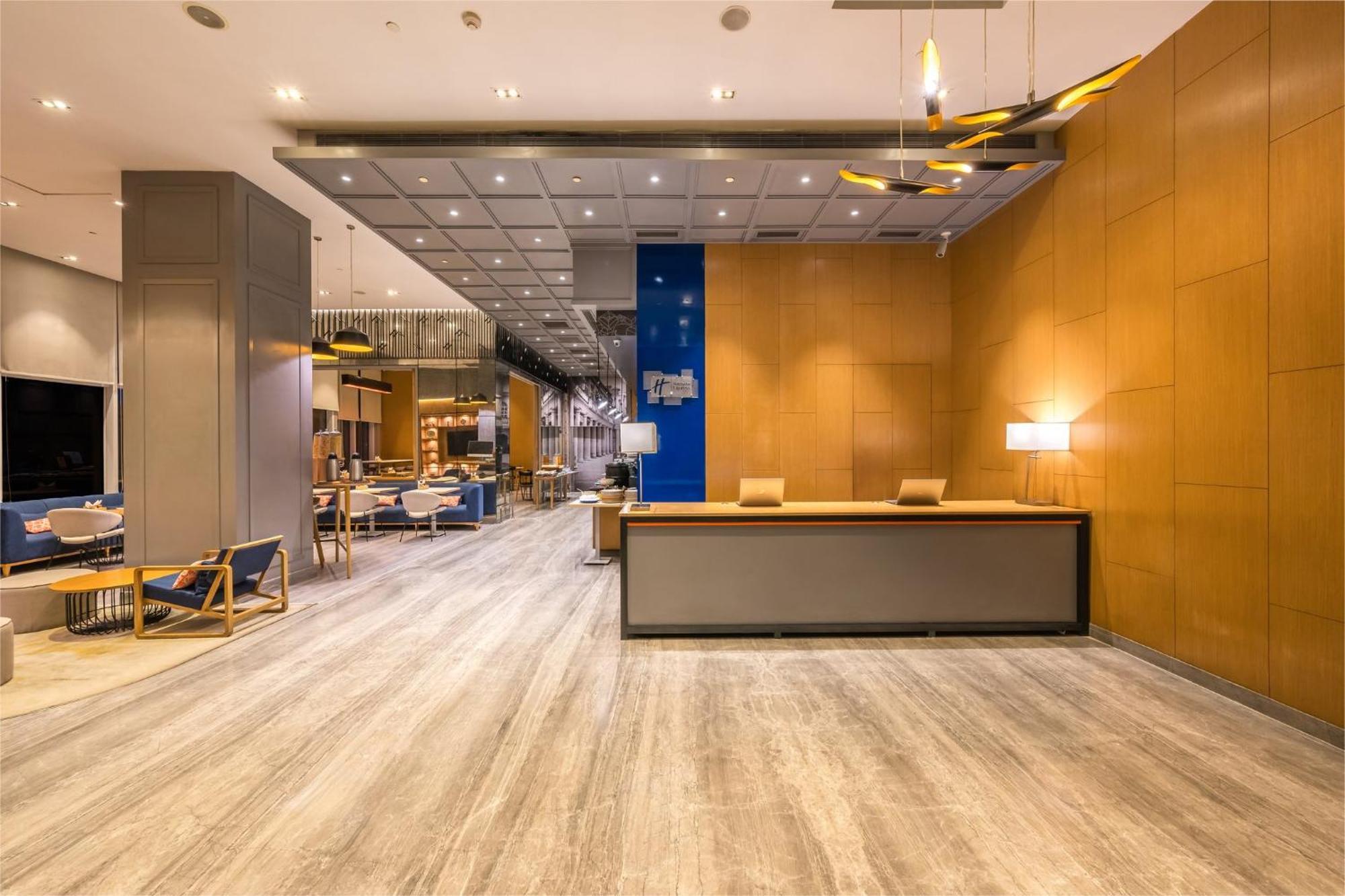 Holiday Inn Express Gurugram Sector 50 By Ihg Gurgaon Exterior foto