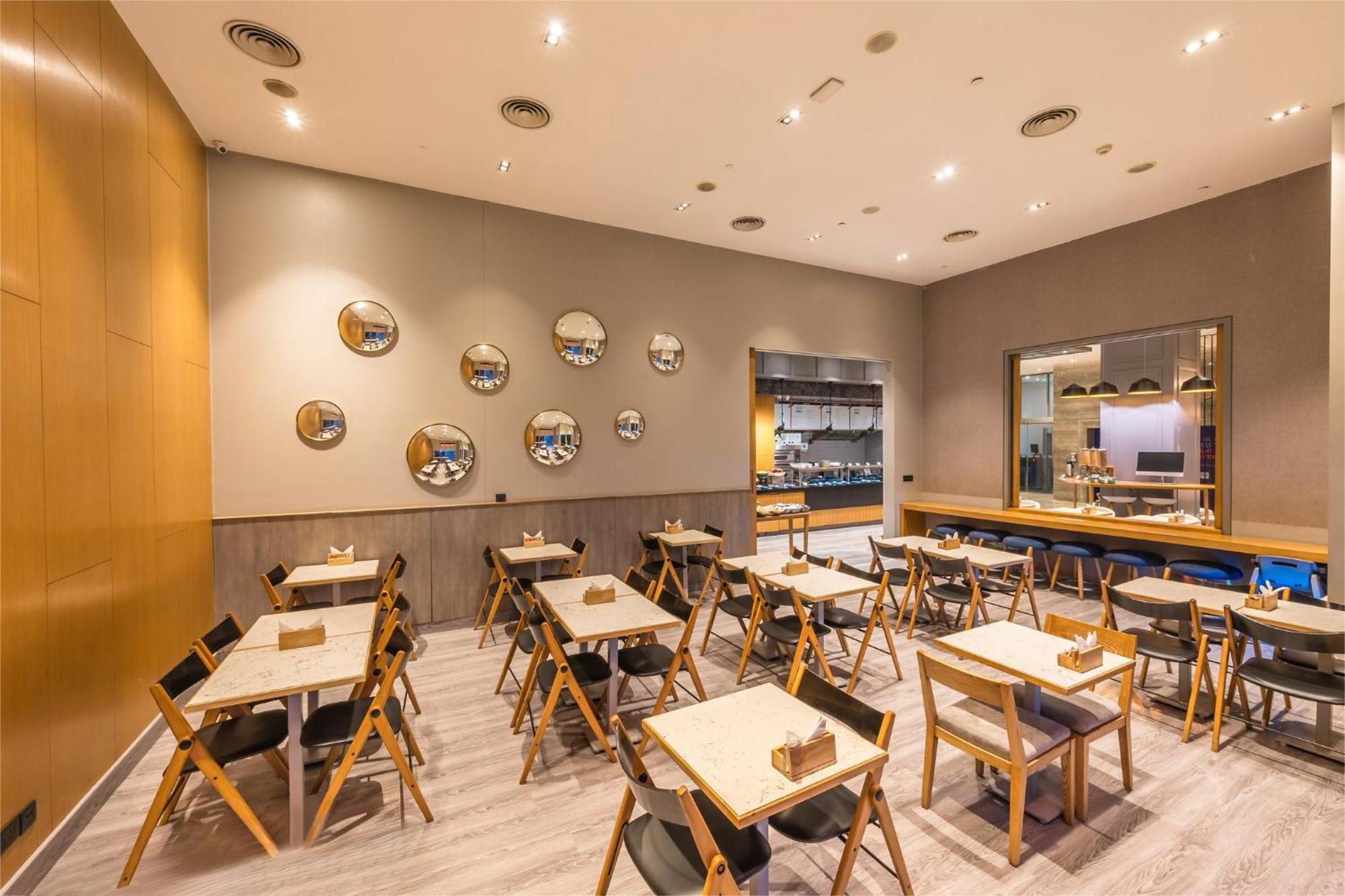 Holiday Inn Express Gurugram Sector 50 By Ihg Gurgaon Exterior foto